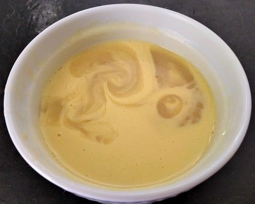 Mélange œuf, bouillon de veau et crème fraîche