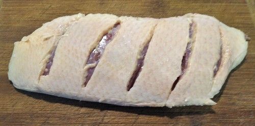 Entaille sur la peau du magret de canard.