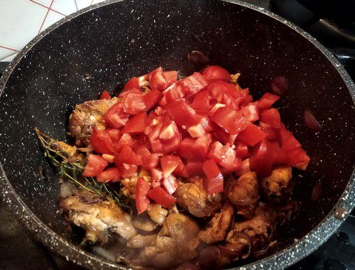 Ajout des tomates et réduction du cari de poulet