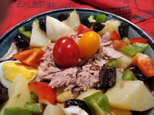 Dégustation de la salade pommes de terre aux thon