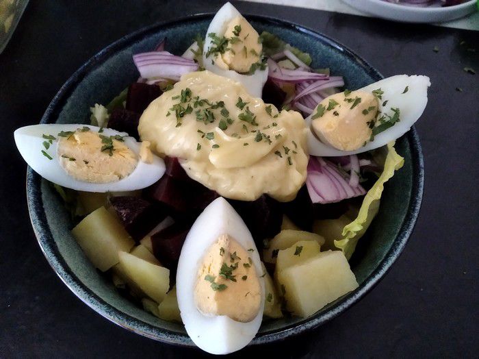 Salade de betteraves, pommes de terre et œufs durs