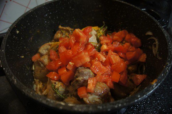Ajout des tomates et réduction de la sauce cari