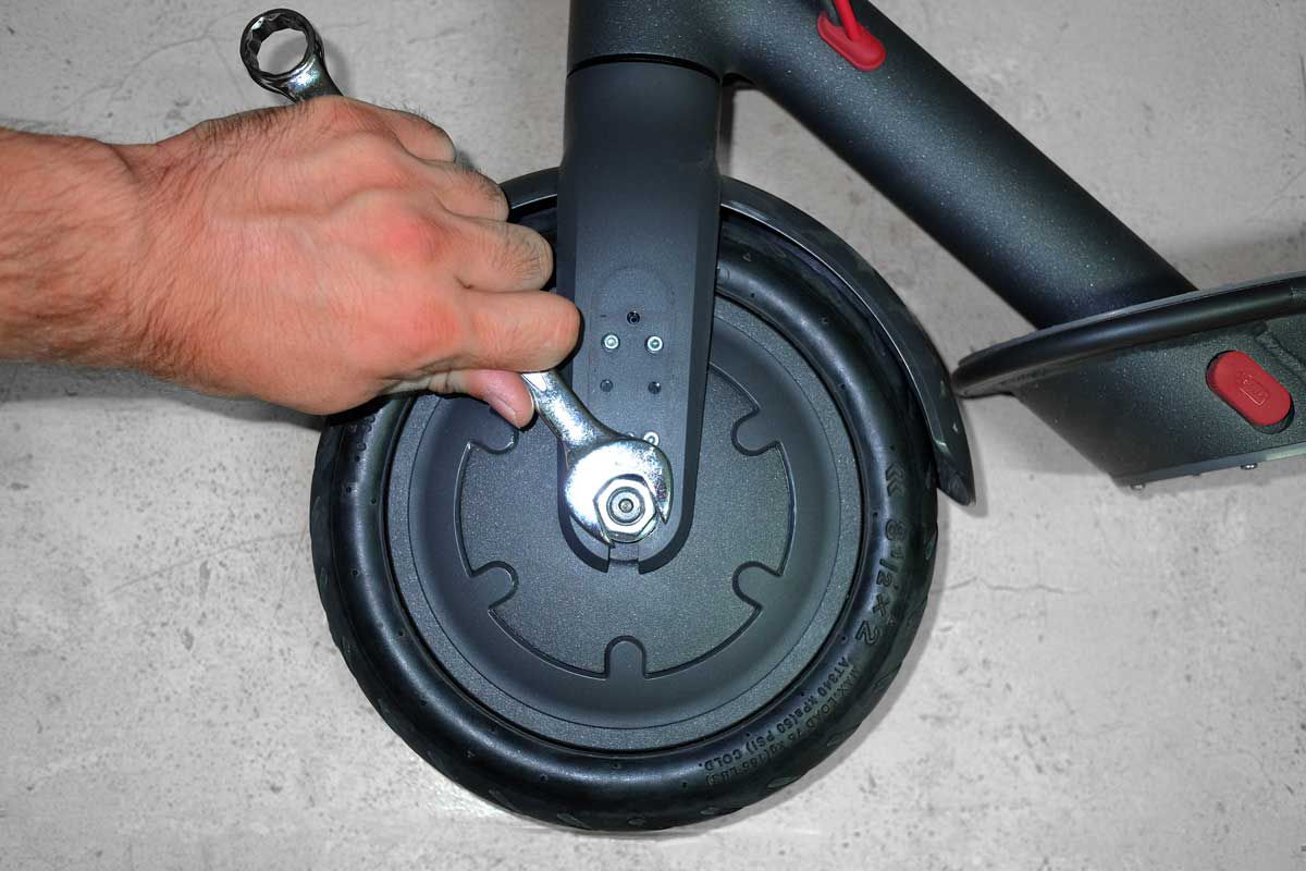 Comment réparer la roue d'une trottinette électrique ?