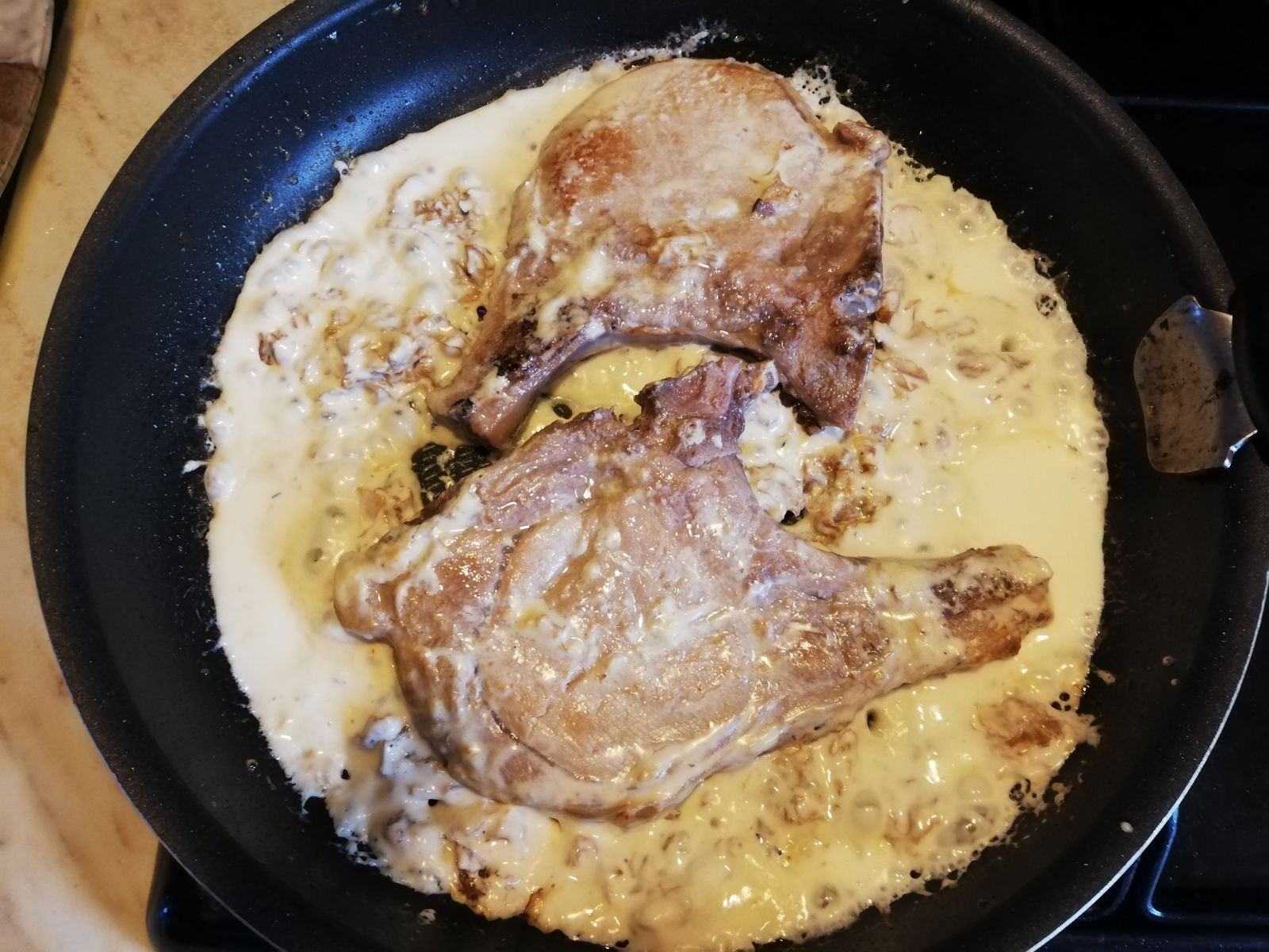 Côte De Porc Au Four Crème Fraîche Champignon Côtes de porc à la crème et champignons. - Un jour, une bouffe