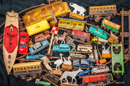9 décembre - mise en scène de vieux jouets pour un encadrement 60X90