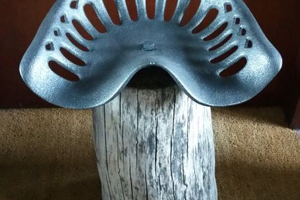Tabourets en bois flotté et assise agricole en fonte très ancienne