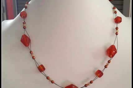 Du Orange , tout chaud pour ce ras-de cou , perles de verre montées sur cable .