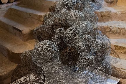 Des boules l'escalier