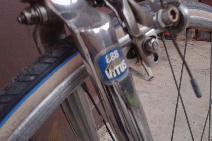 Ce vélo course 100% SHIMANO est en cours de travaux. IL a été vendu à SINGAPOUR!