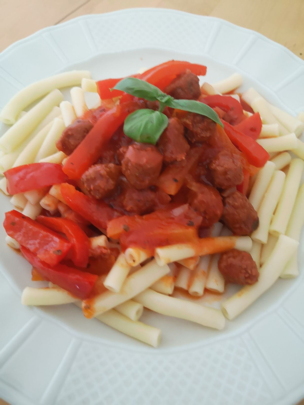 Pâtes à la sauce tomate poivrons merguez C'est prêt ! A table,les