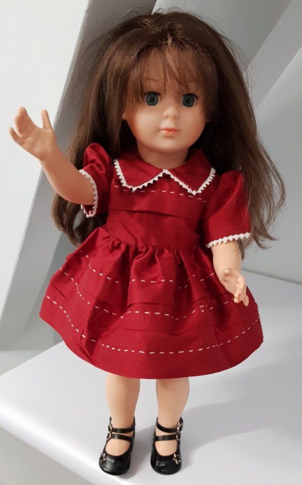 Décembre 1957  Marie Françoise . robe en soie framboise
