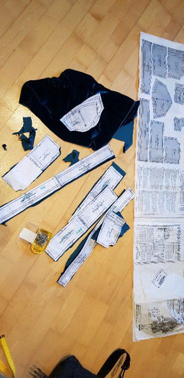 Preparation de la robe velours bleu Paon
