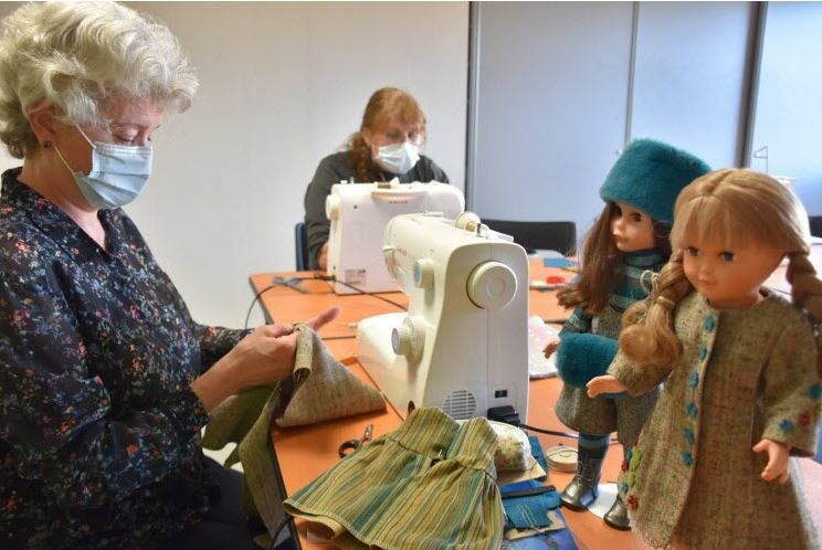 Les ateliers proposés pendant le festival . Réparation de poupées . Fabrication d une table Louis XVI. Marqueterie de paille et ateliers de couture par MamZelle Coccinelle, Confection d' un manteau et d' une robe velours.