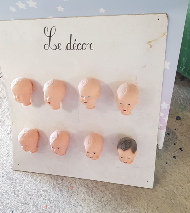 La pose des yeux puis on passe au coiffage  . Frange raie etc.. Selon le modèle choisit 