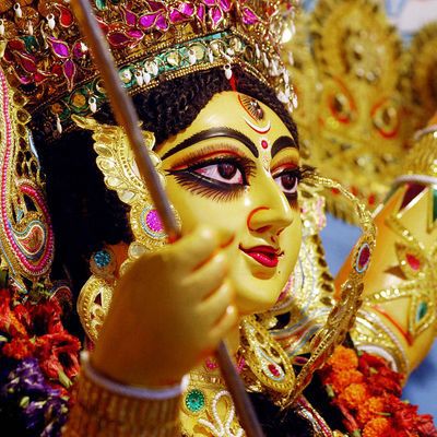 Statue représentant Durga, déesse indienne, lors de la fête traditionnelle "Durga Puja" qui lui est dédiée à Calcutta, octobre 2003.