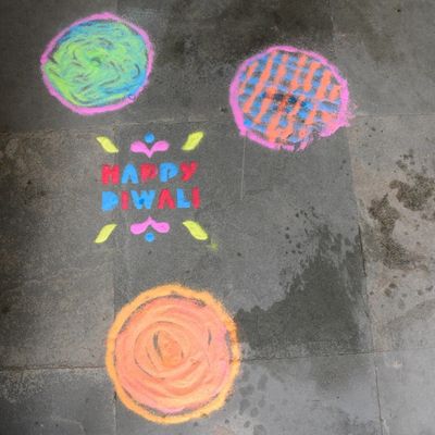 Peintures aux couleurs éclatantes sur le sol à New Delhi pour la fête de Diwali. Novembre 2018.