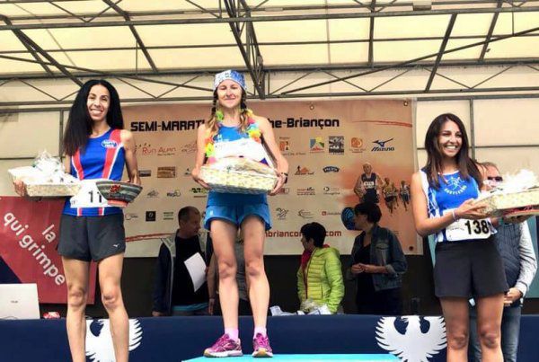 Semi Marathon Névache-Briançon 2021 - 2ème marche du podium pour Hanane Hili