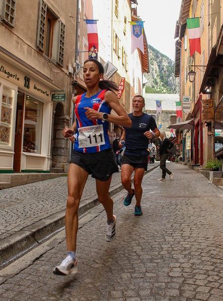 Semi Marathon Névache-Briançon 2021 - L'arrivée de Hanane Hili dans la Cité Vauban