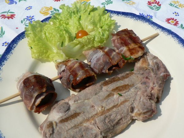 Brochettes de figues, poitrine fumée et thym