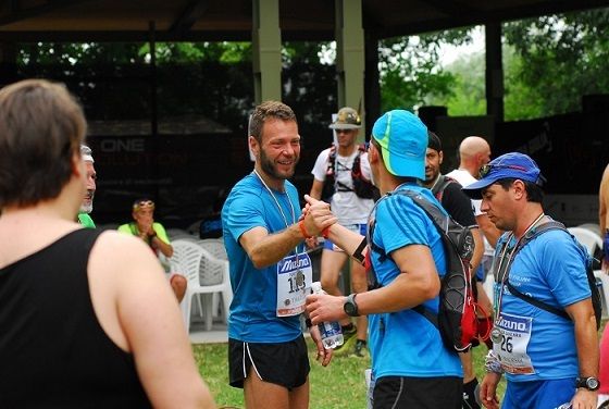 Magraid 2014. Un momento di solidarietà festosa tra partecipanti.