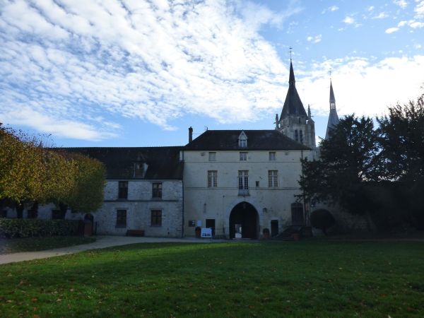 Le logis et le musée, le parc et son donjon en accès libre, on aperçoit l'église.