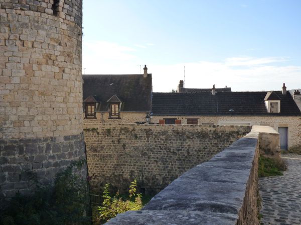 Dans les ruelles, autour du château