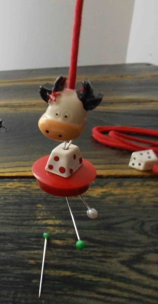 Kitchie la petite vache attrape épingle, et sa maisonnette