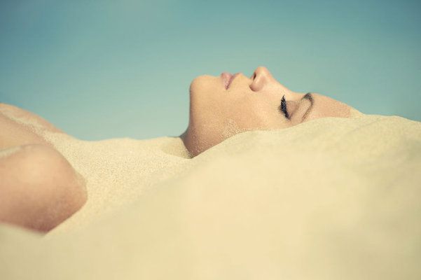 Sablothérapie : les bienfaits d'un bain de sable .