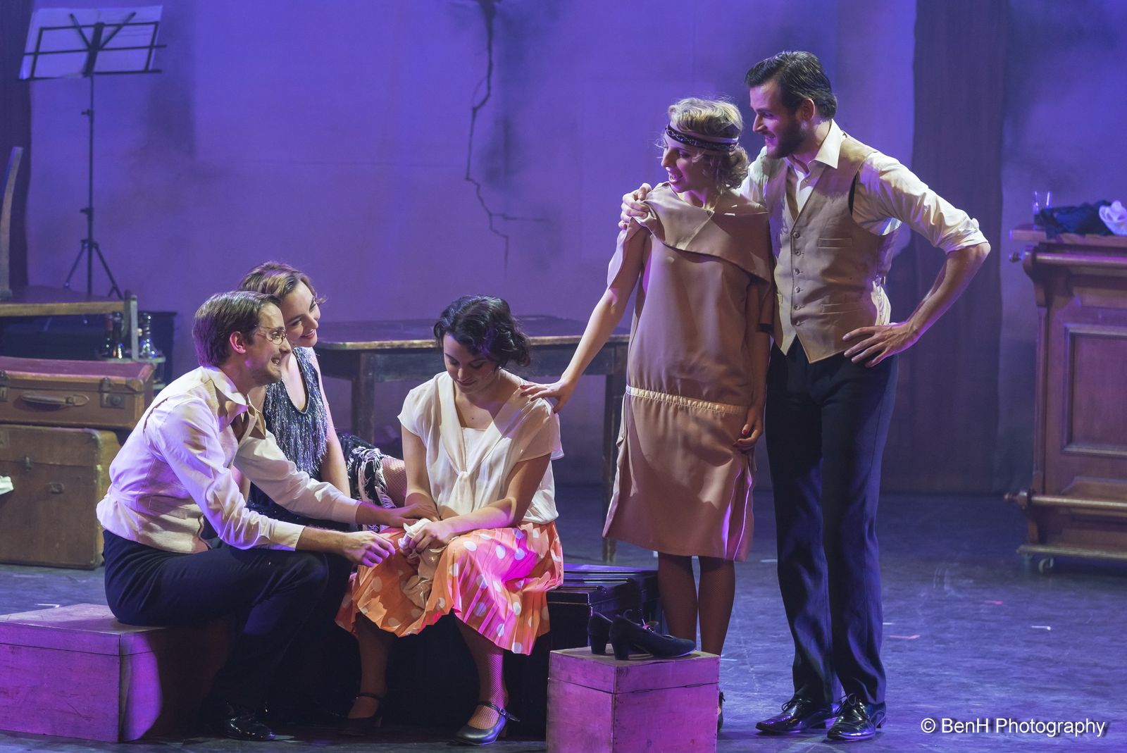 LA BOULE ROUGE 1 ©BenH Photography