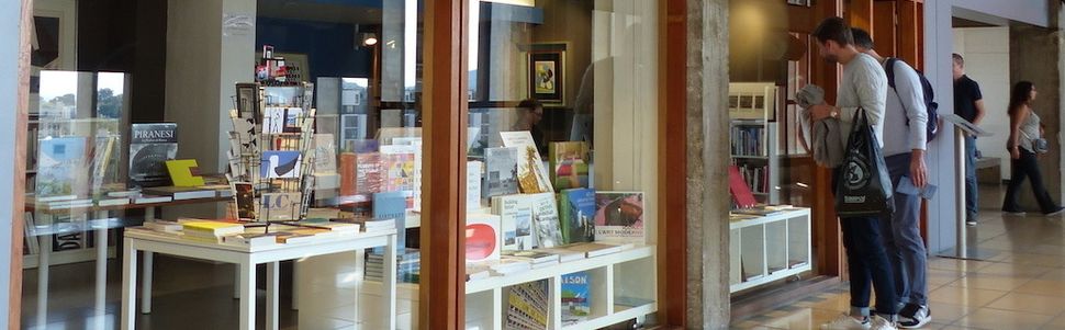 PLUS DE PLACE POUR LES LIVRES