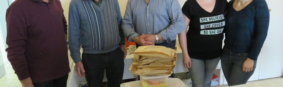 253 parts de poule au pot sur les tables du village.