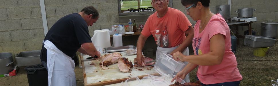 Les chasseurs ont rôti 9 jambons à la broche