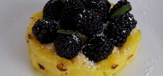Salut les geeks, voici une petite recette minceur de tartelette au fruit! bon visionnage. Ingrédients : - 1 ananas - 25cl de jus de pomme - 25g de maïzena - 3 jaunes d’œuf - 1 cac de sucre vanillé (facultatif) - 12 grosses mûres - Noix de coco - Feuille de basilic frais Me suivre sur mes réseaux sociaux : ➜ Mon discord : https://discord.gg/V8bD5 ➜ Twitter : https://twitter.com/CuisineGeek ➜ Twitch : https://www.twitch.tv/gastronomes ➜ Youtube : http://www.youtube.com/c/GastronomeJL ➜ Instagram: https://www.instagram.com/gastronome2.0/ ➜ Blog : http://gastronome.over-blog.com/ ➜ Facebook : https://www.facebook.com/Gastronome2.0/ ➜ Snapchat ! CuisineGeek Introduction réaliser part Studio Loud : https://www.youtube.com/channel/UCRqS...